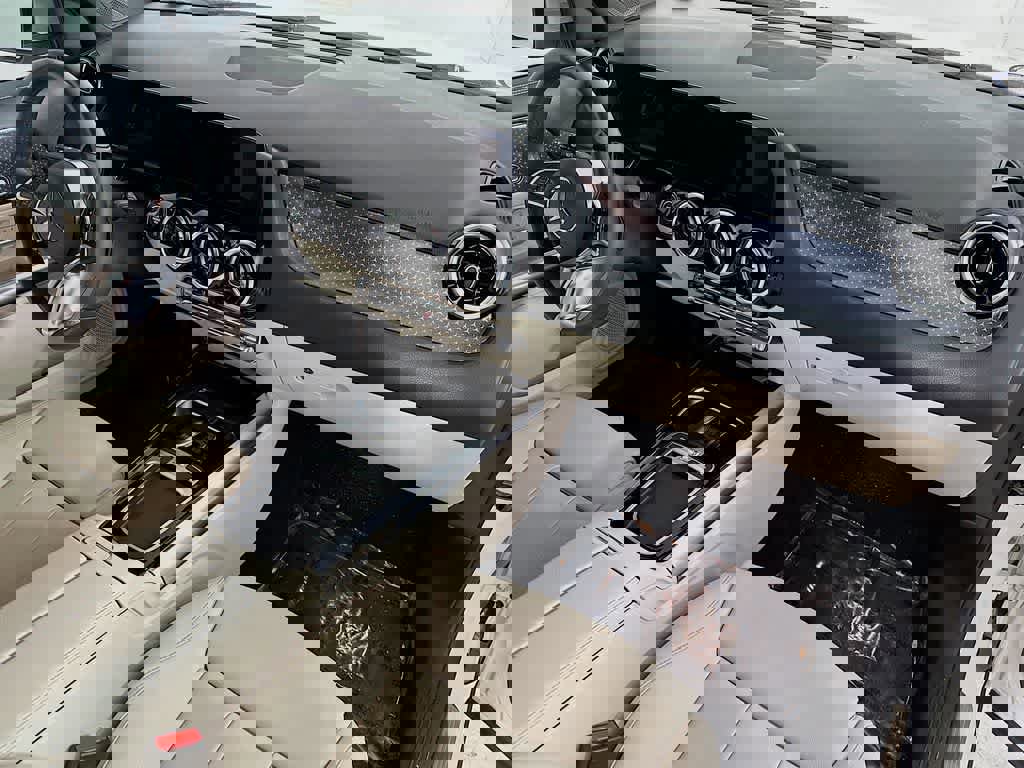 Used 2025 Mercedes-Benz GLA 250 4MATIC image 32