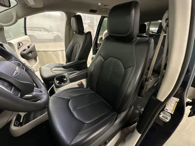 Used 2023 Chrysler Pacifica Touring-L FWD image 16
