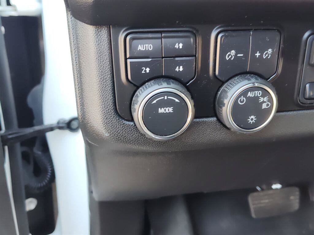 Used 2024 Chevrolet Suburban Z71 w/ Luxury Package AWD/4WD image 9