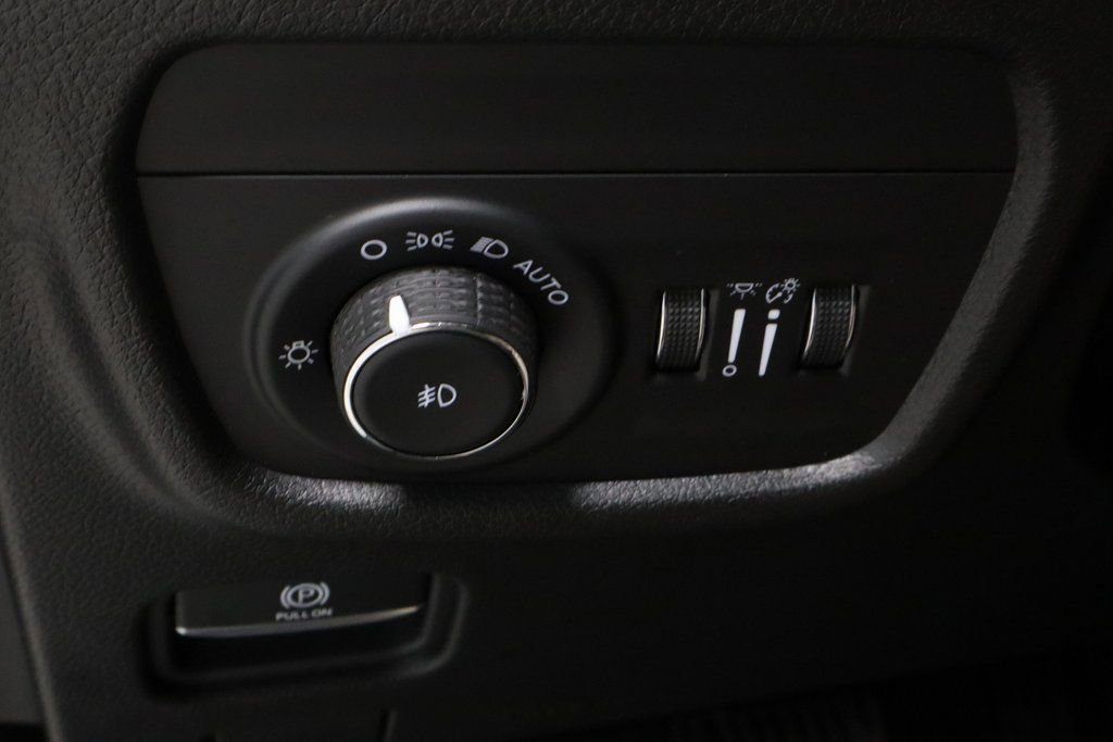 Used 2023 Jeep Grand Cherokee Limited w/ Black Appearance Package image 27