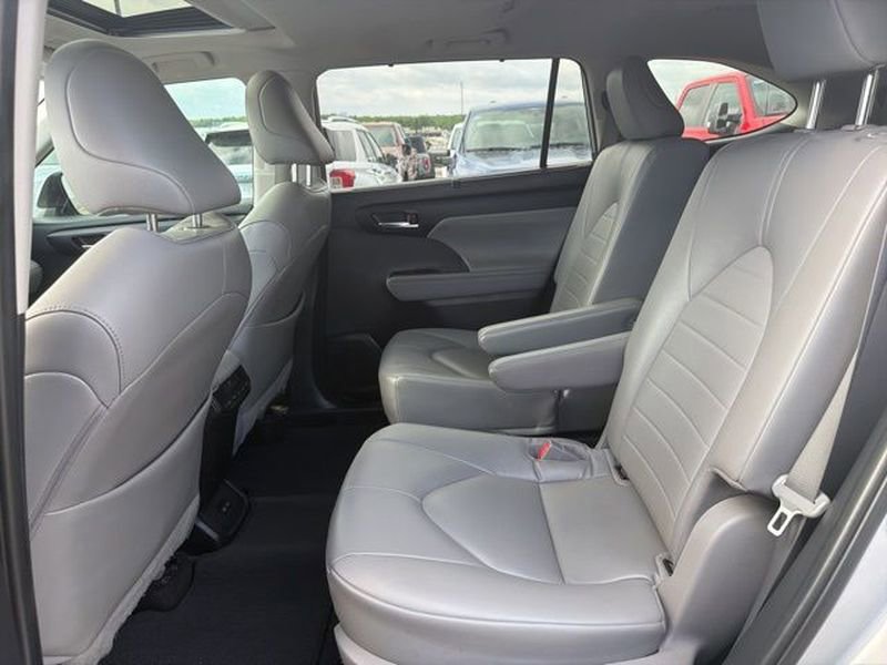 Used 2023 Toyota Highlander XLE FWD image 13