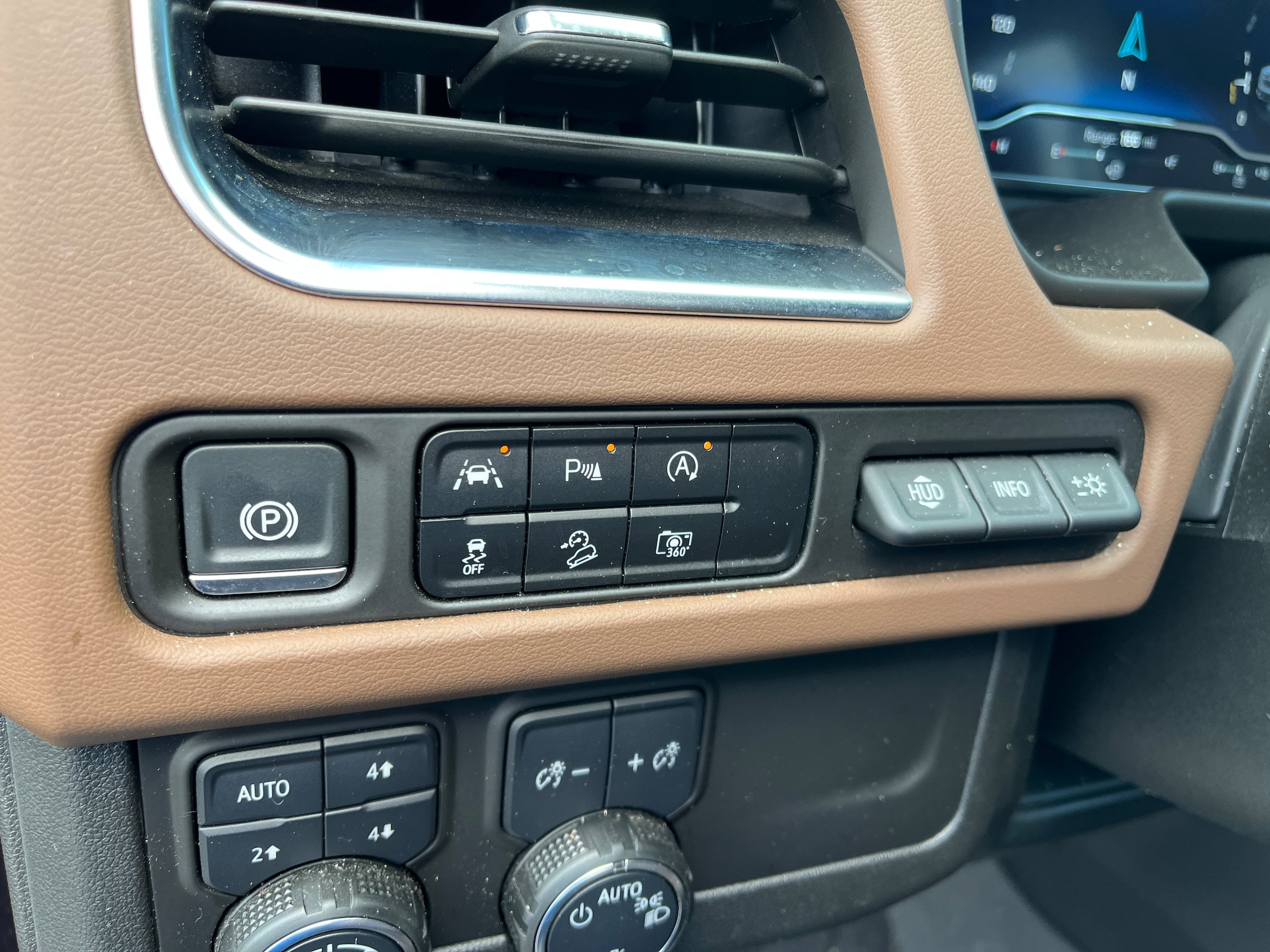 Used 2024 Chevrolet Suburban High Country AWD/4WD image 28