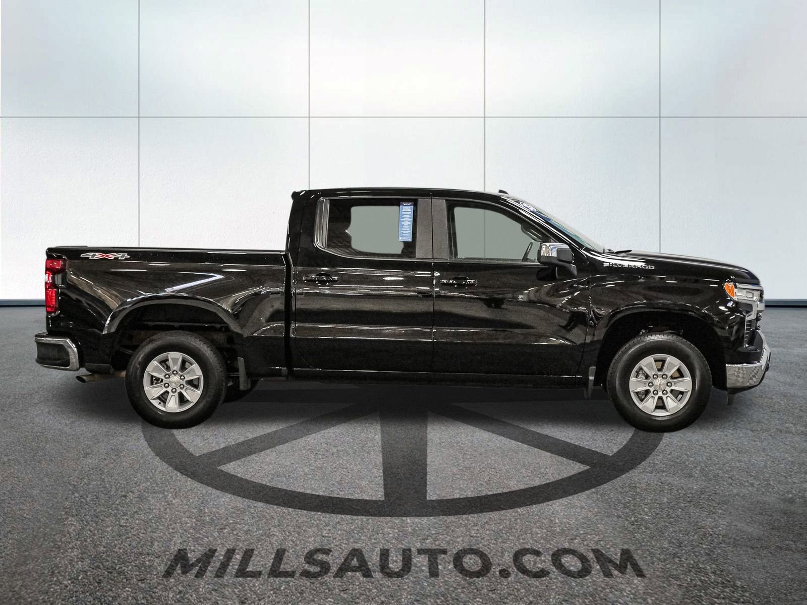 Used 2025 Chevrolet Silverado 1500 LT image 3