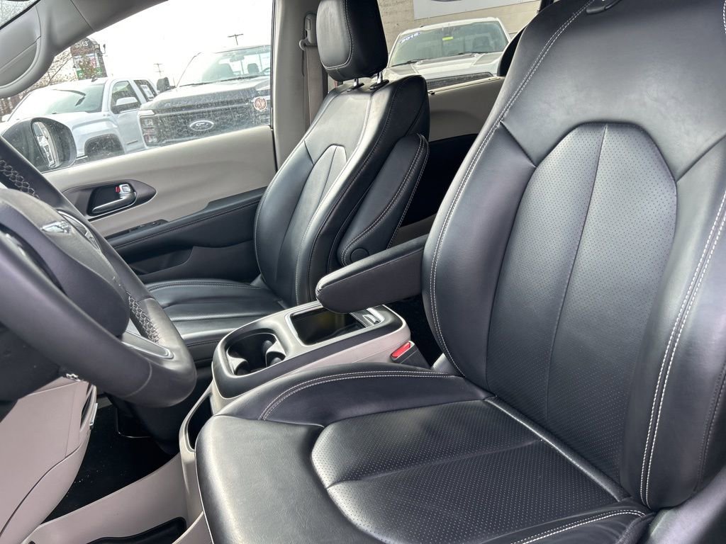 Used 2023 Chrysler Pacifica Touring-L FWD image 9