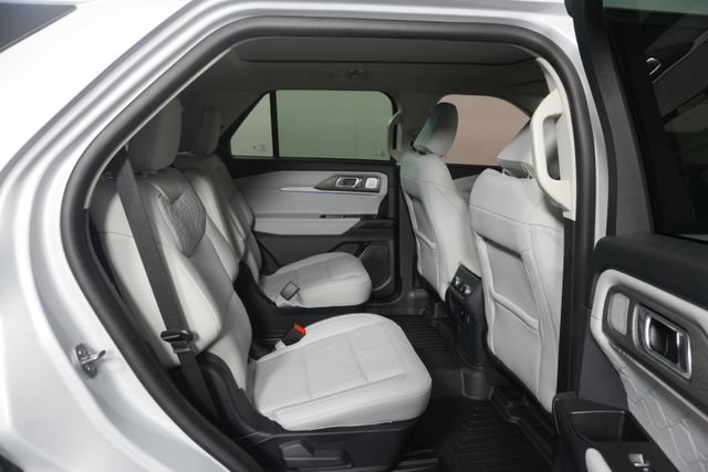 Certified 2025 Ford Explorer Platinum w/ Ultimate Package AWD/4WD image 30