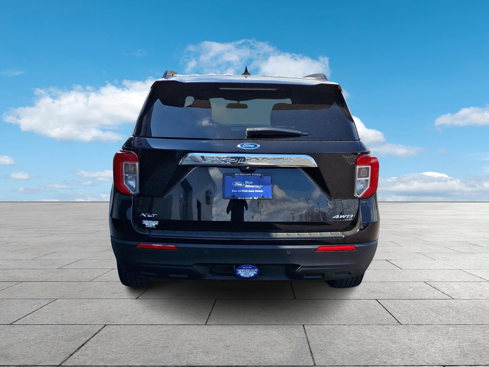 Certified 2022 Ford Explorer XLT w/ Class IV Trailer Tow Package image 3
