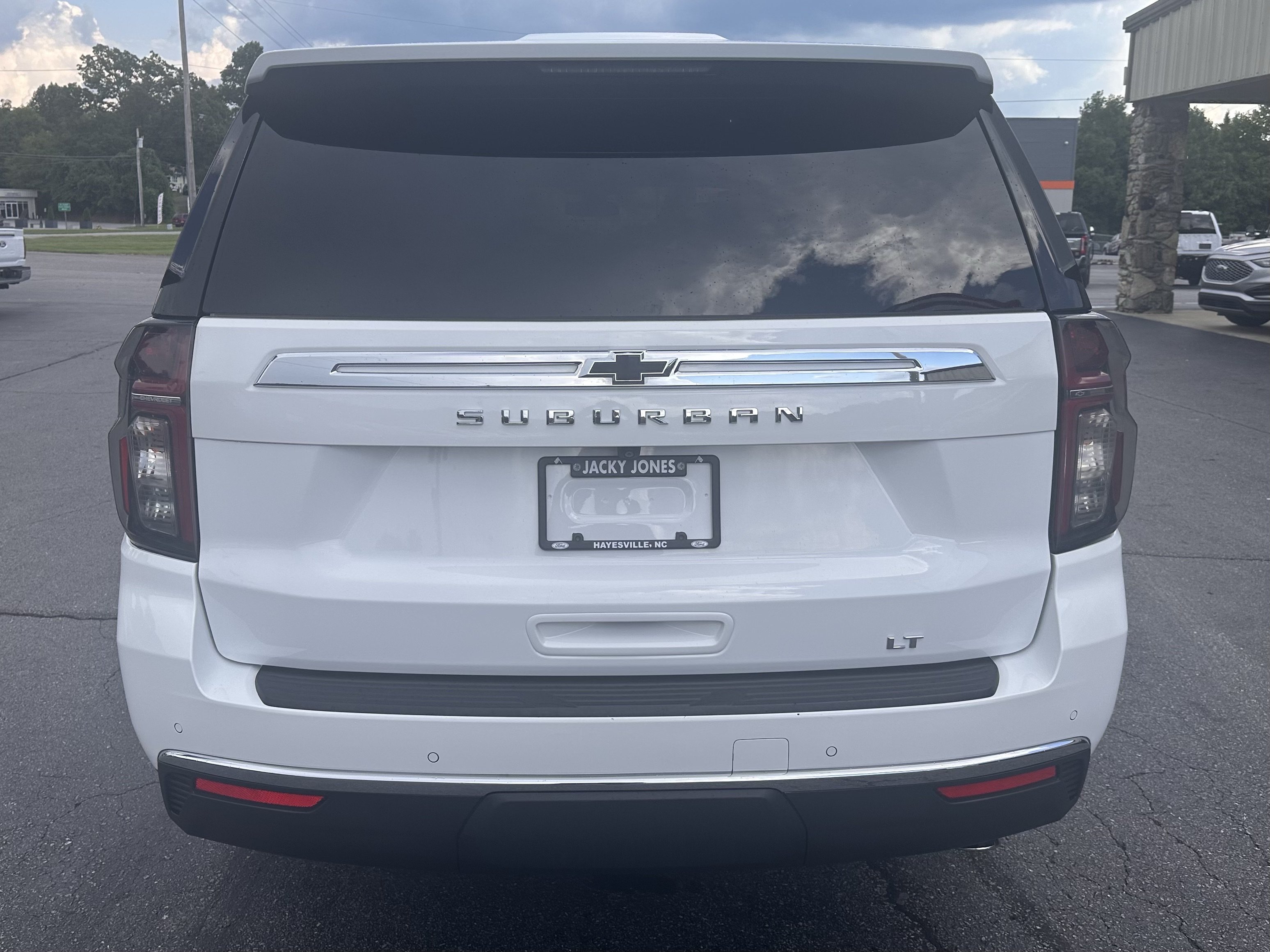Used 2022 Chevrolet Suburban LT w/ LT Signature Package AWD/4WD image 7