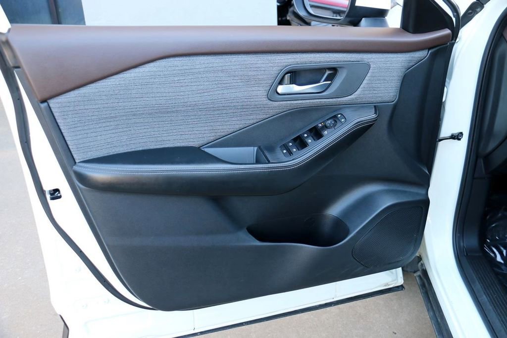 Used 2023 Nissan Rogue SV image 14