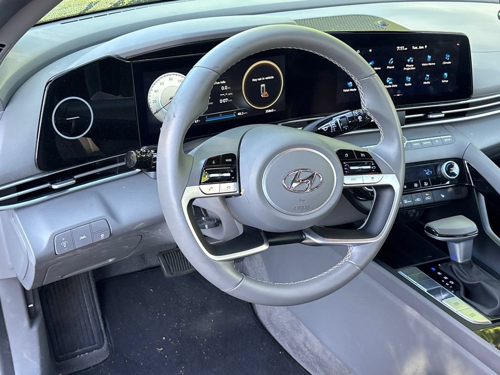 Used 2023 Hyundai Elantra SEL w/ Convenience Package FWD image 4