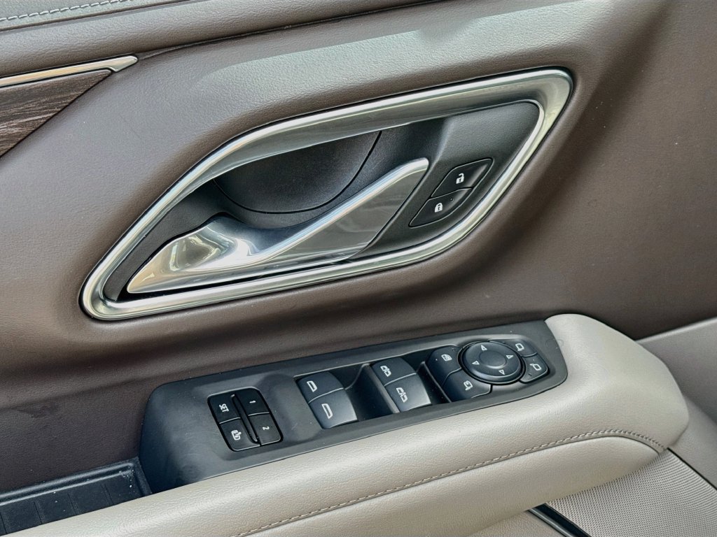 Used 2024 Chevrolet Suburban LT w/ Luxury Package RWD image 18