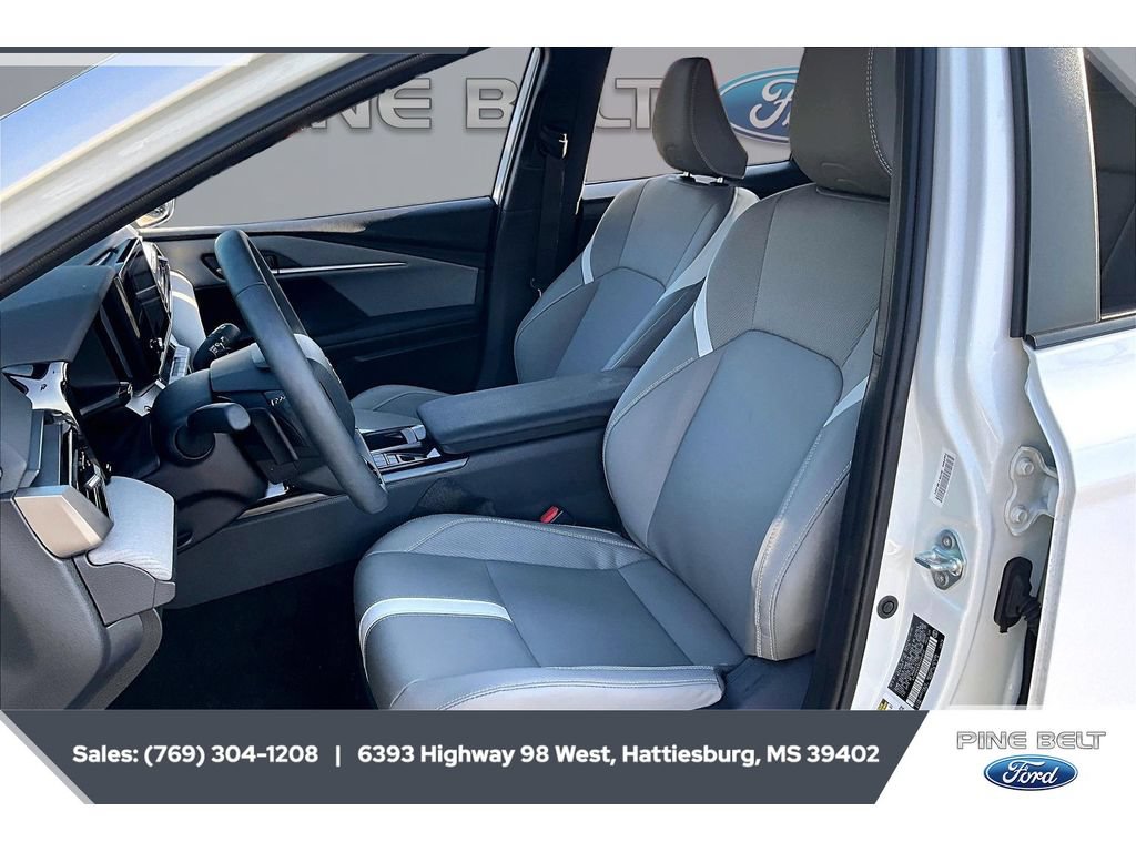 Used 2025 Toyota Camry SE w/ Convenience Package FWD image 18