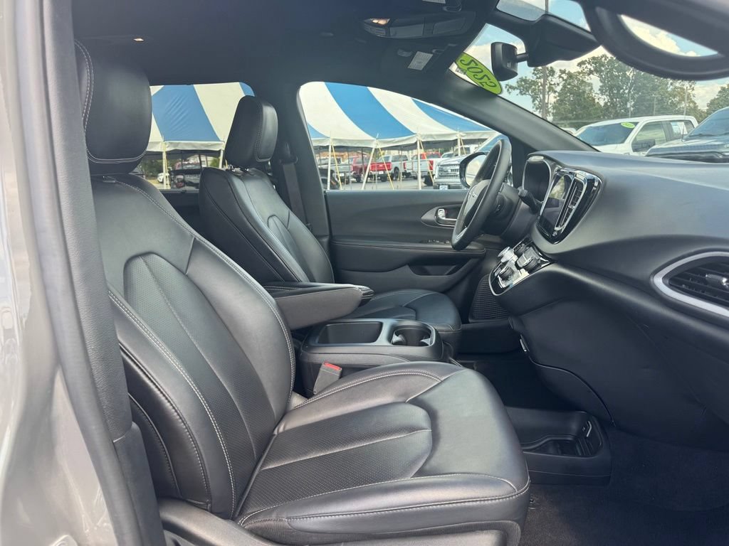 Used 2025 Chrysler Pacifica Select FWD image 16