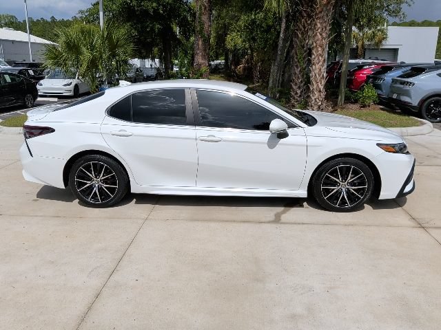 Used 2022 Toyota Camry SE FWD image 3