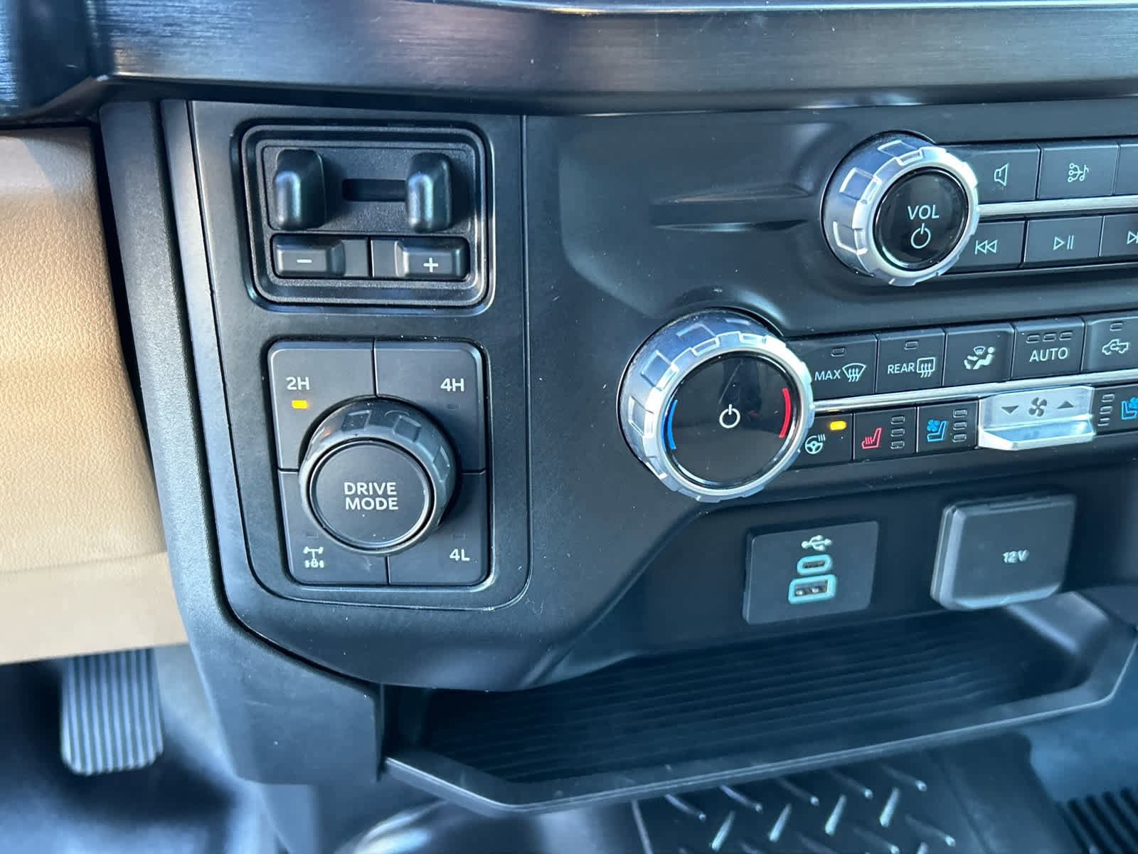 Certified 2023 Ford F350 Lariat w/ Chrome Package image 37