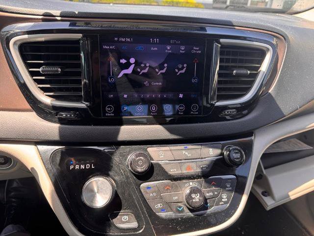 Used 2018 Chrysler Pacifica Touring-L w/ Tire & Wheel Group FWD image 11