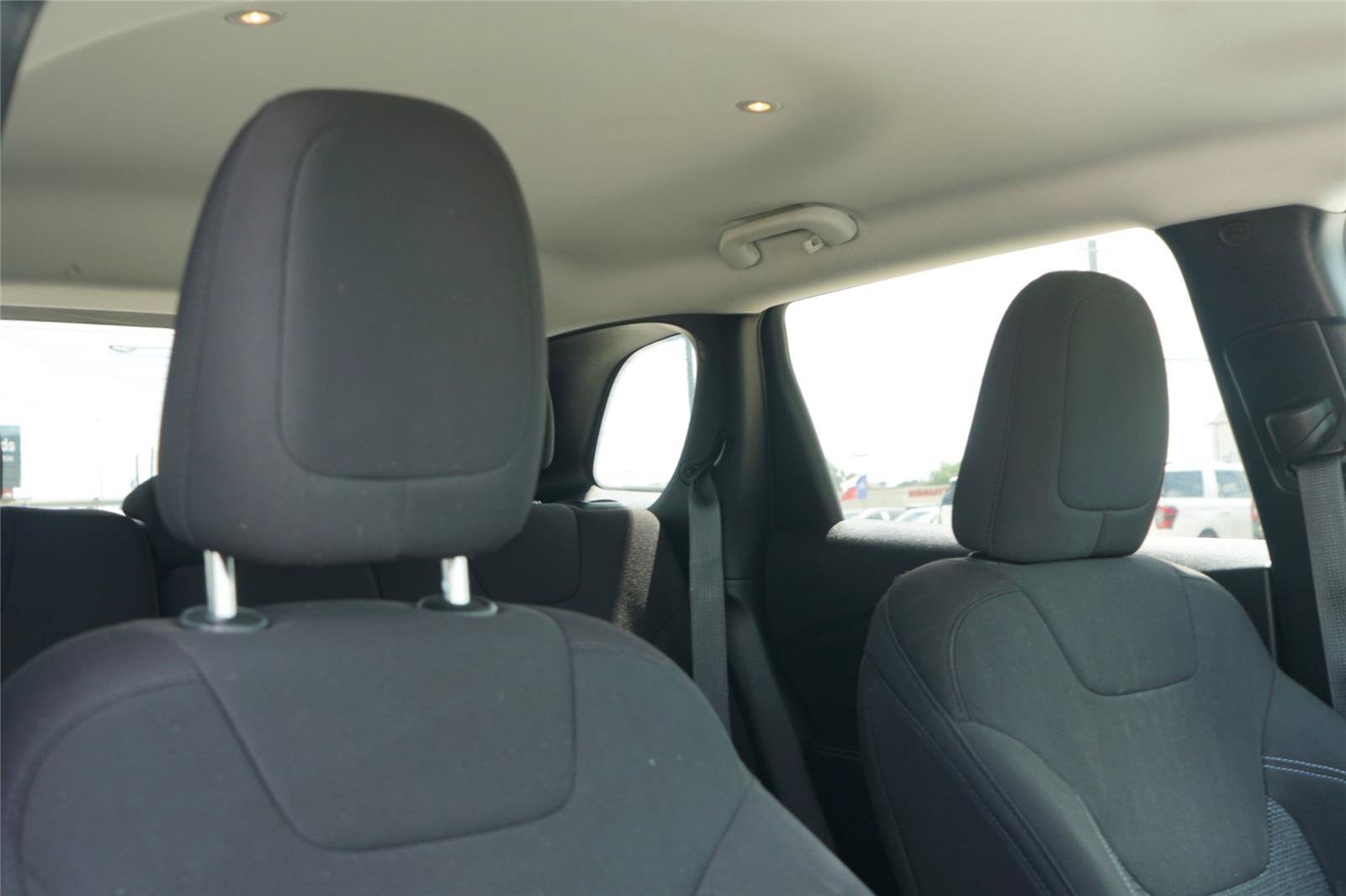 Used 2020 Jeep Cherokee Latitude FWD image 28