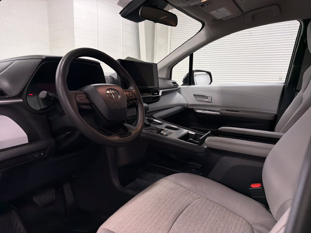 Used 2025 Toyota Sienna LE FWD image 6
