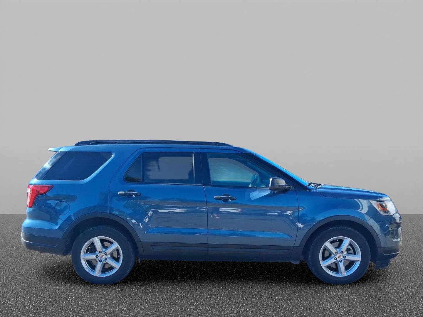 Certified 2019 Ford Explorer FWD image 3