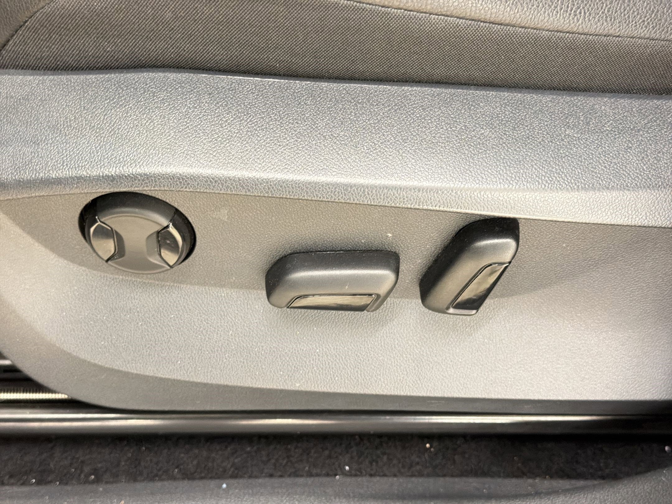 Used 2022 Volkswagen Tiguan SE w/ Panoramic Sunroof Package image 13