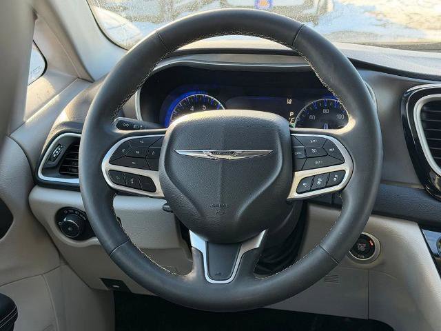 Used 2024 Chrysler Pacifica Touring-L FWD image 15