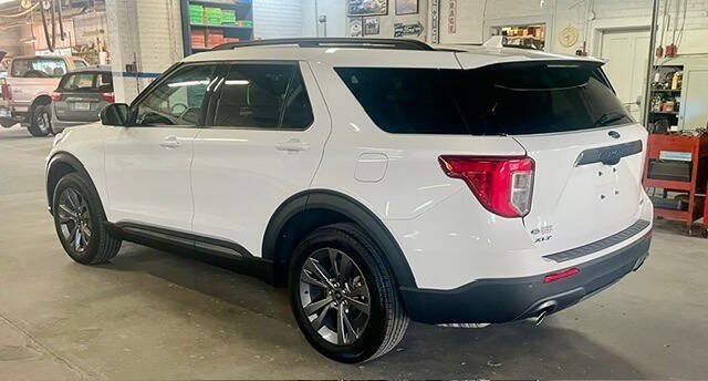 Certified 2024 Ford Explorer XLT w/ Equipment Group 202A AWD/4WD image 4