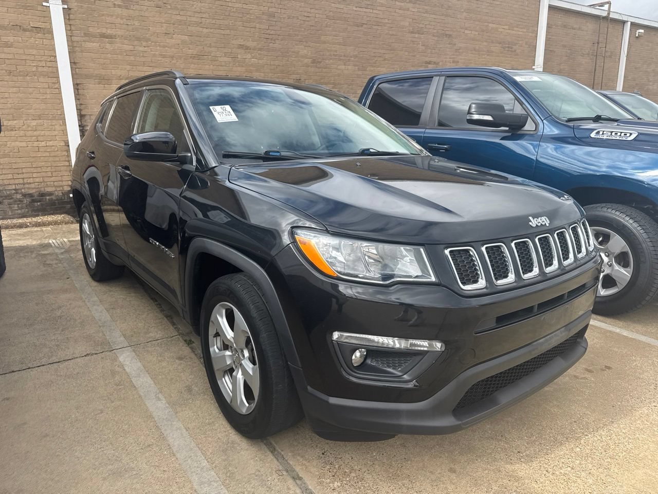 Used 2018 Jeep Compass Latitude w/ Popular Equipment Group FWD image 3