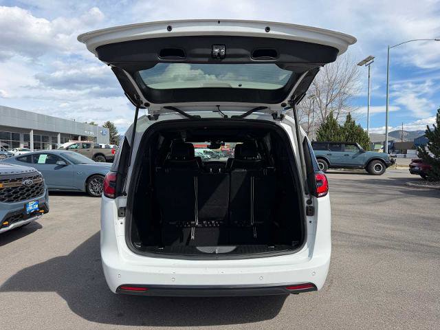 Used 2025 Chrysler Pacifica Limited image 9