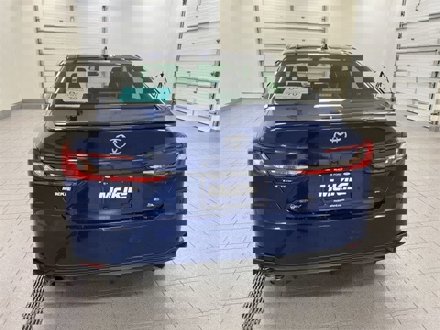 Used 2025 Toyota Camry SE image 2