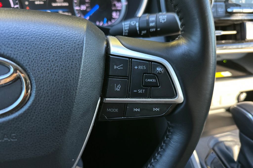Used 2023 Toyota Highlander XLE AWD/4WD image 25