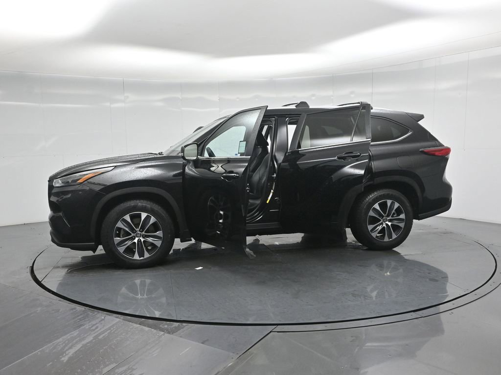 Used 2023 Toyota Highlander XLE image 40