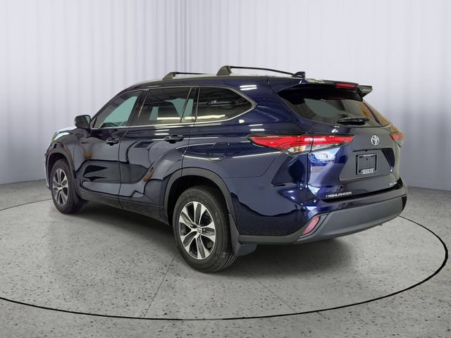 Used 2022 Toyota Highlander XLE AWD/4WD image 3