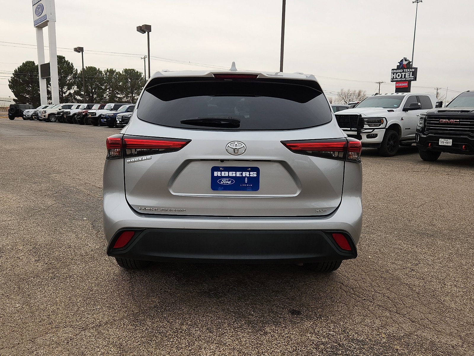 Used 2021 Toyota Highlander XLE image 4