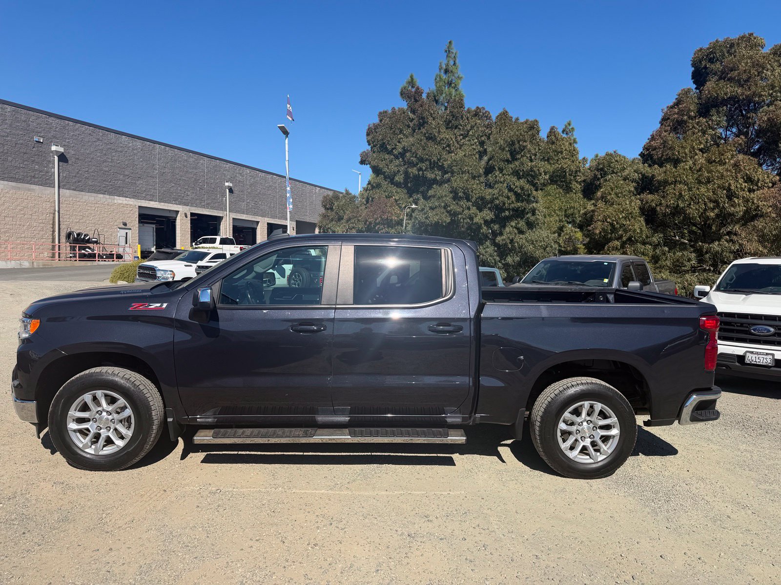Used 2023 Chevrolet Silverado 1500 LT w/ Z71 Off-Road Package AWD/4WD image 2