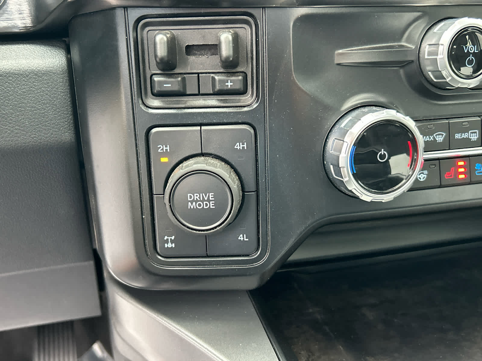 Certified 2024 Ford F350 Lariat image 40