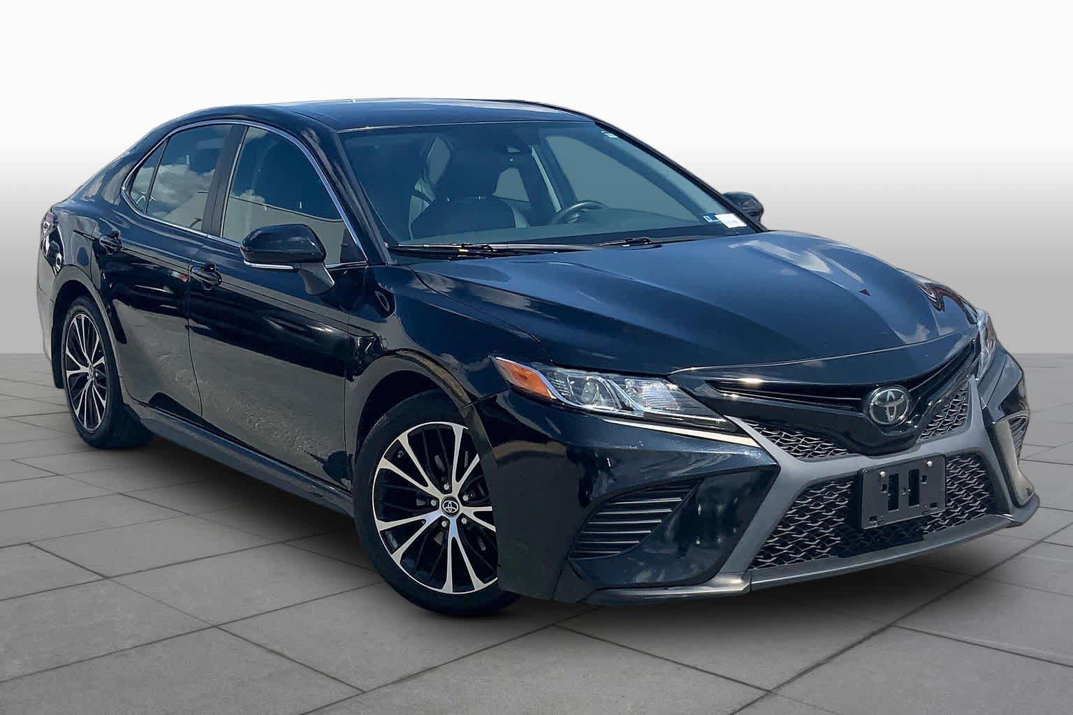 Used 2019 Toyota Camry SE w/ Convenience Package FWD image 3