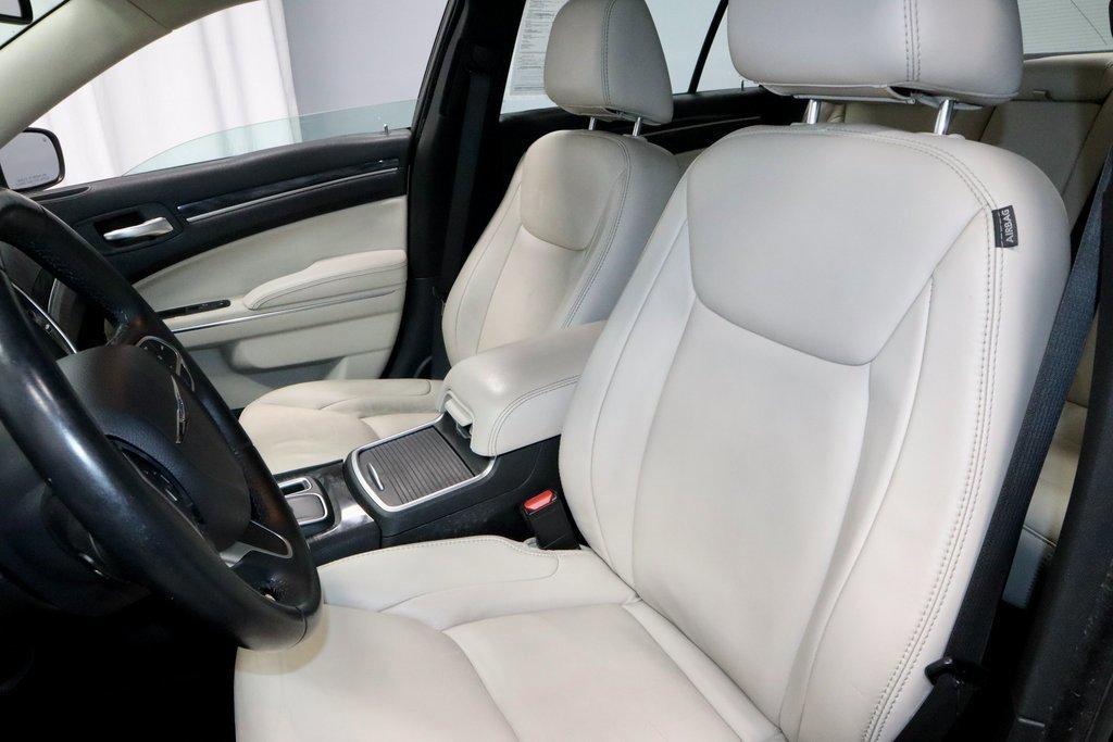 Used 2018 Chrysler 300 Touring L image 26