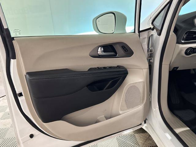 Used 2021 Chrysler Pacifica Touring-L FWD image 15