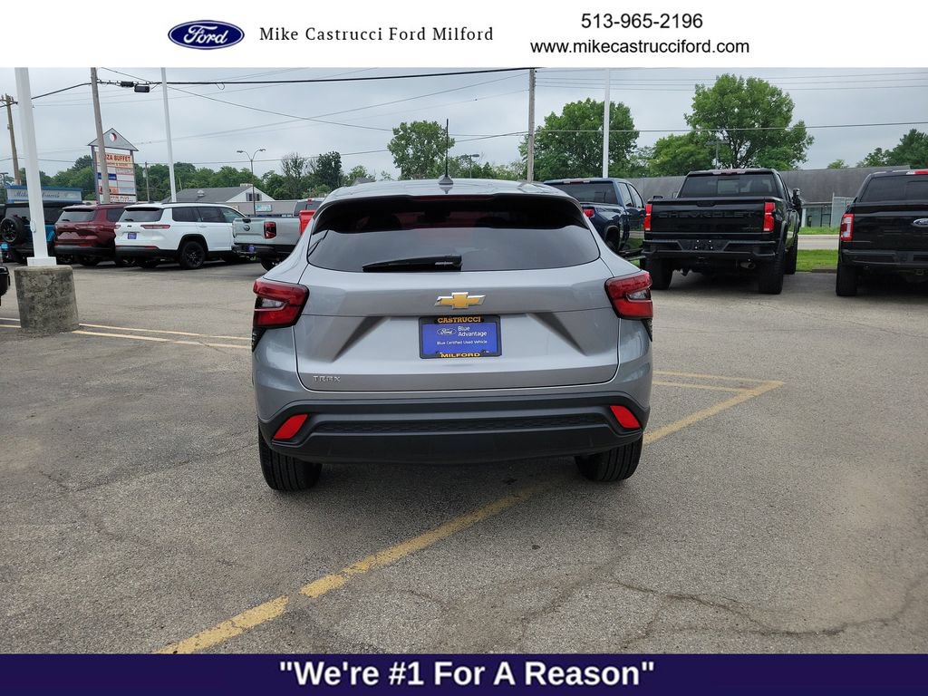 Used 2024 Chevrolet Trax LS w/ LS Convenience Package FWD image 4