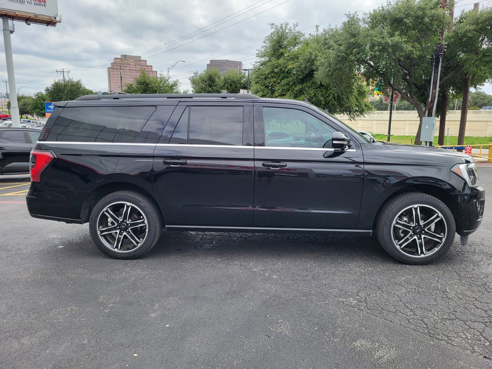 Certified 2021 Ford Expedition Max Limited RWD image 2
