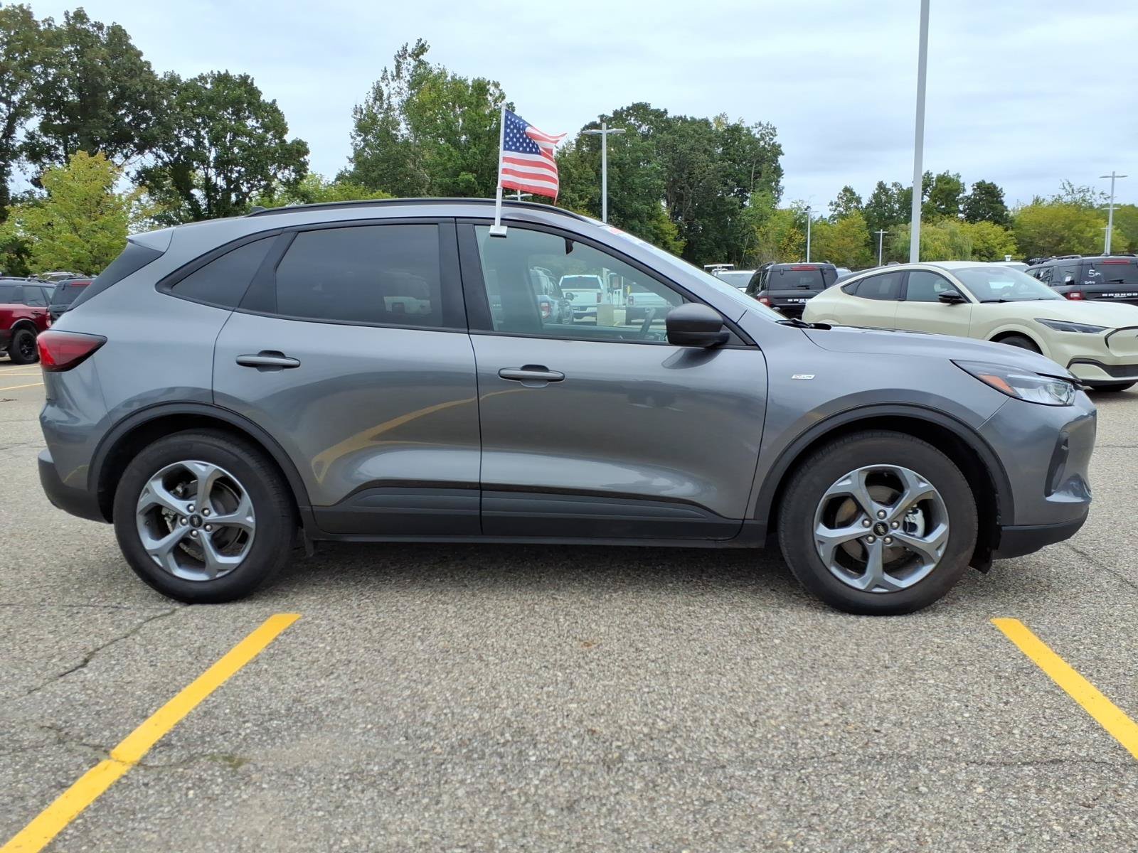 Certified 2025 Ford Escape ST-Line FWD image 9