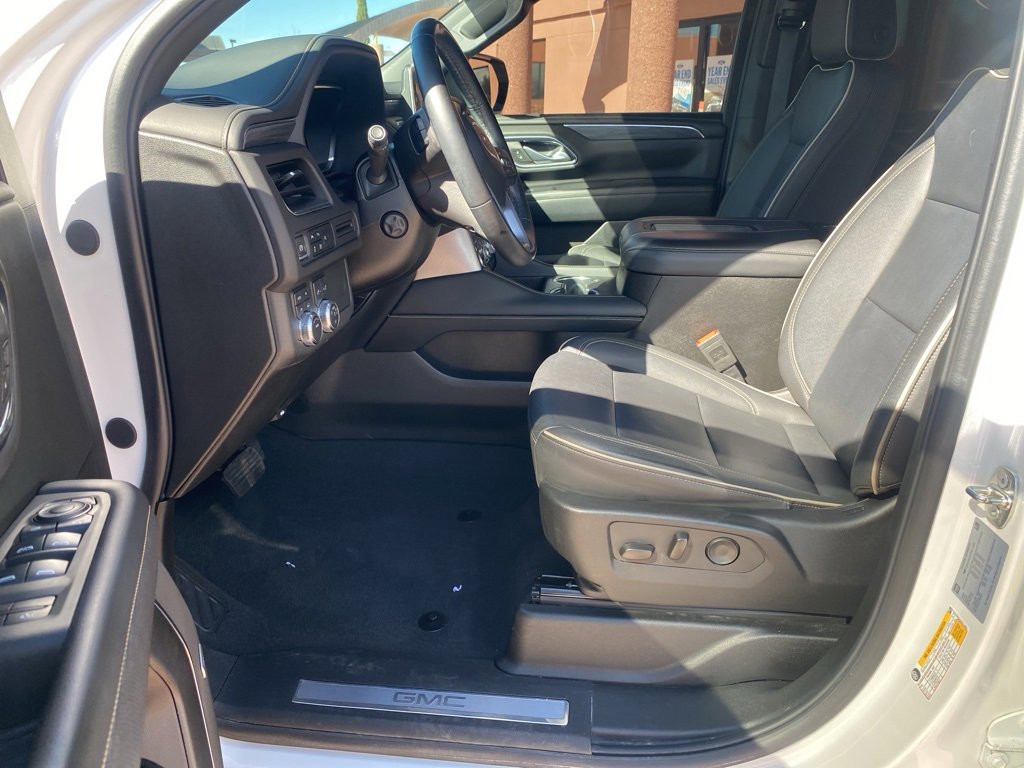 Used 2024 GMC Yukon SLT w/ SLT Luxury Package image 28