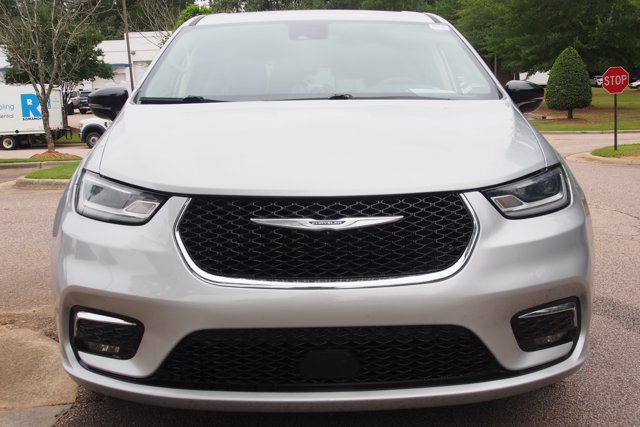 Used 2024 Chrysler Pacifica Touring-L FWD image 2