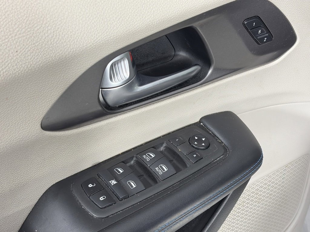 Used 2021 Chrysler Pacifica Touring-L image 24