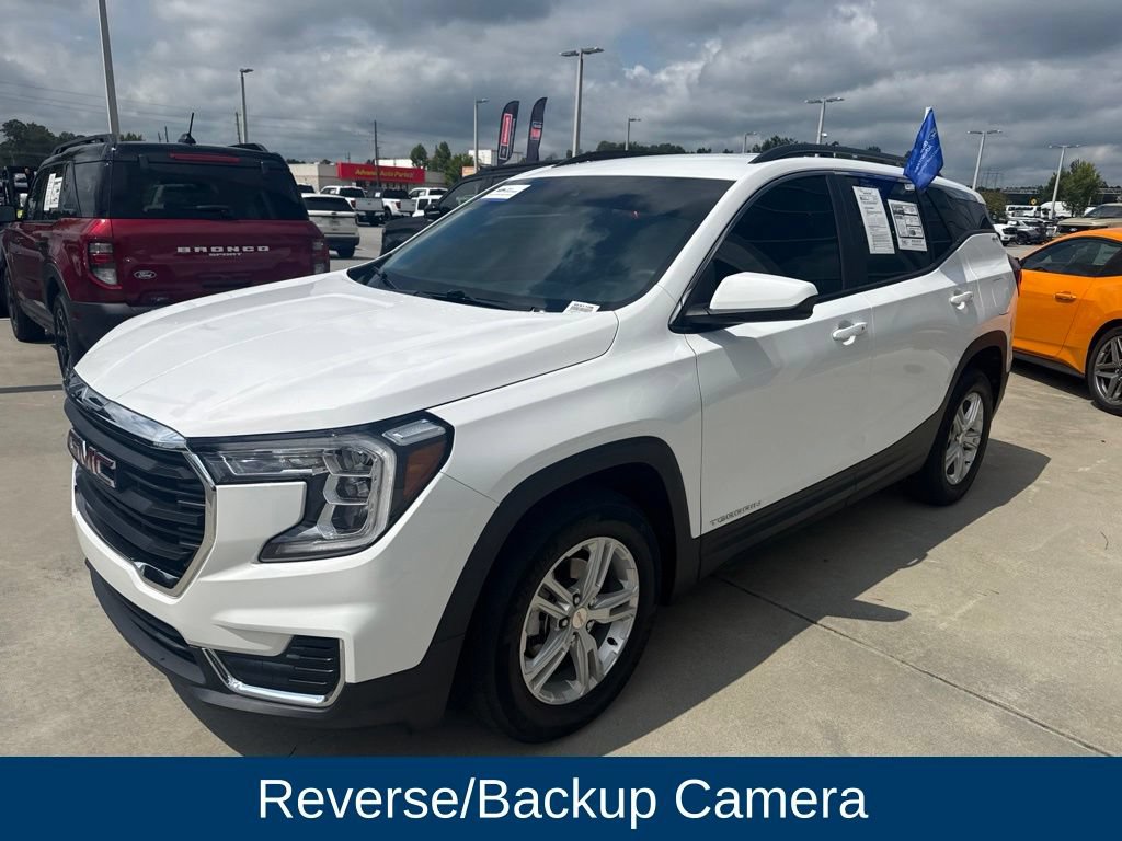 Used 2024 GMC Terrain SLE w/ Driver Convenience Package FWD image 3