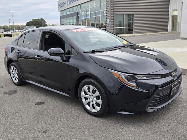 Used 2023 Toyota Corolla LE image 3