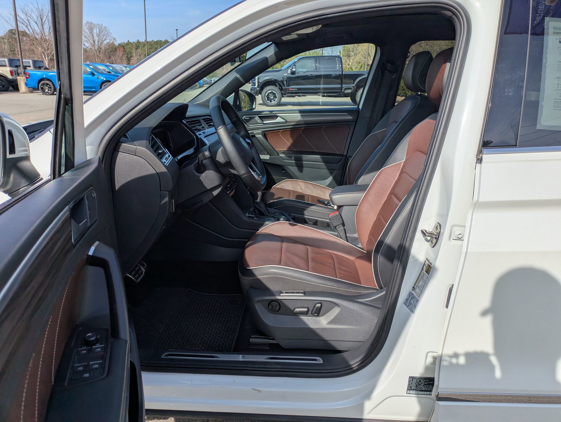 Used 2022 Volkswagen Tiguan SEL R-Line image 12