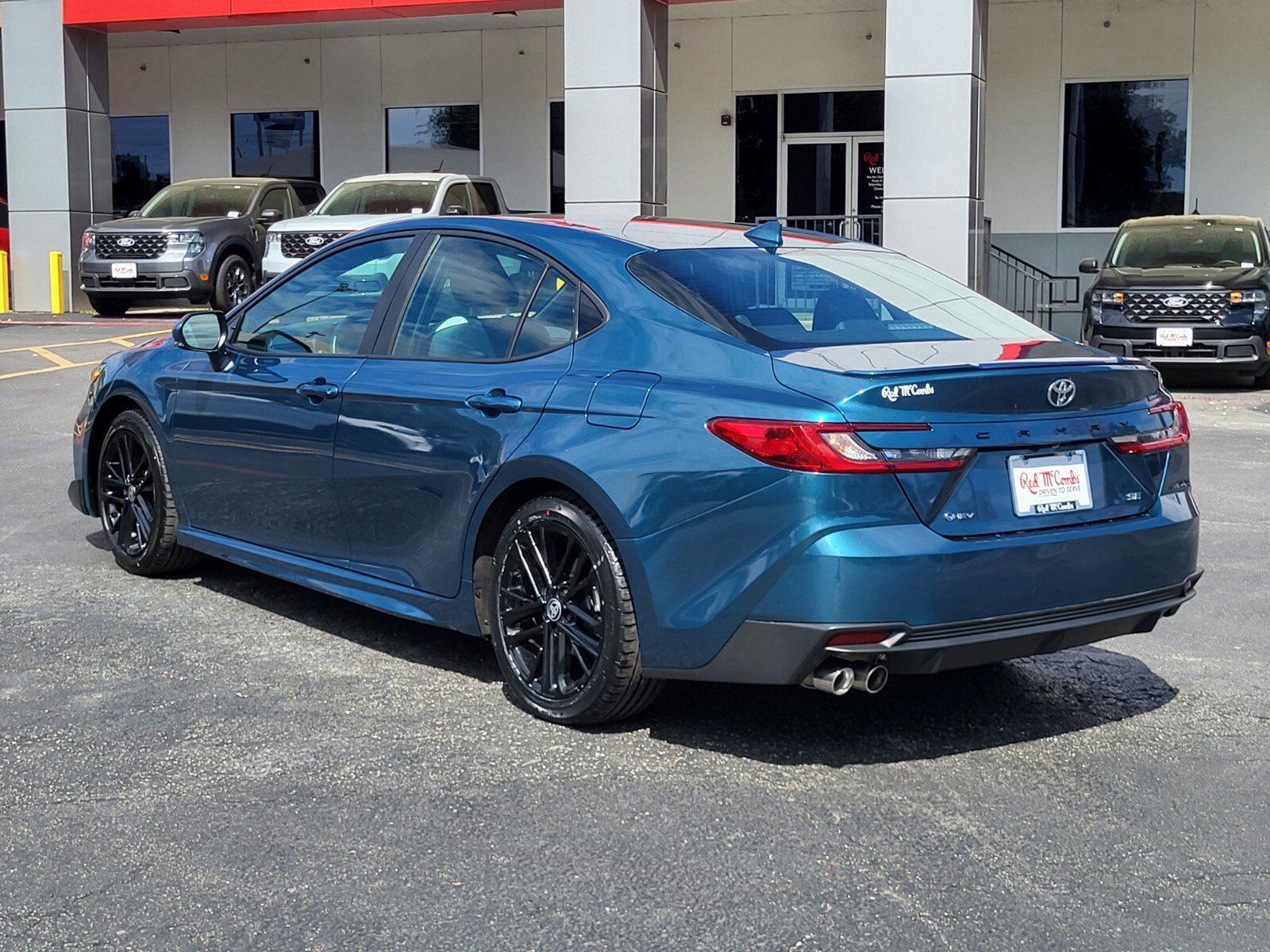 Used 2025 Toyota Camry SE image 5