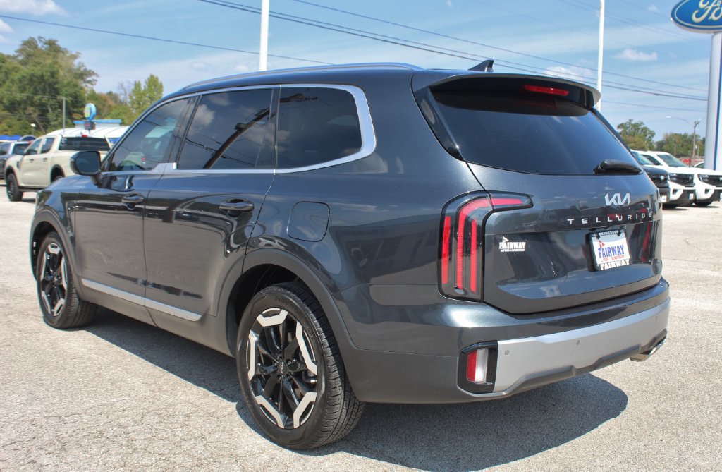 Used 2023 Kia Telluride EX w/ EX Captain's Chair Package FWD image 5