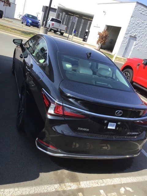 Used 2022 Lexus ES 300h w/ Premium Package image 4