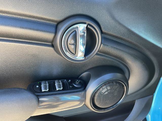 Used 2016 MINI Cooper 4-Door Hardtop image 11